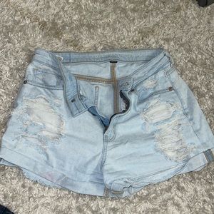 STRETCHY RIPPED AE Jean shorts . Size 8 . Light wash denim